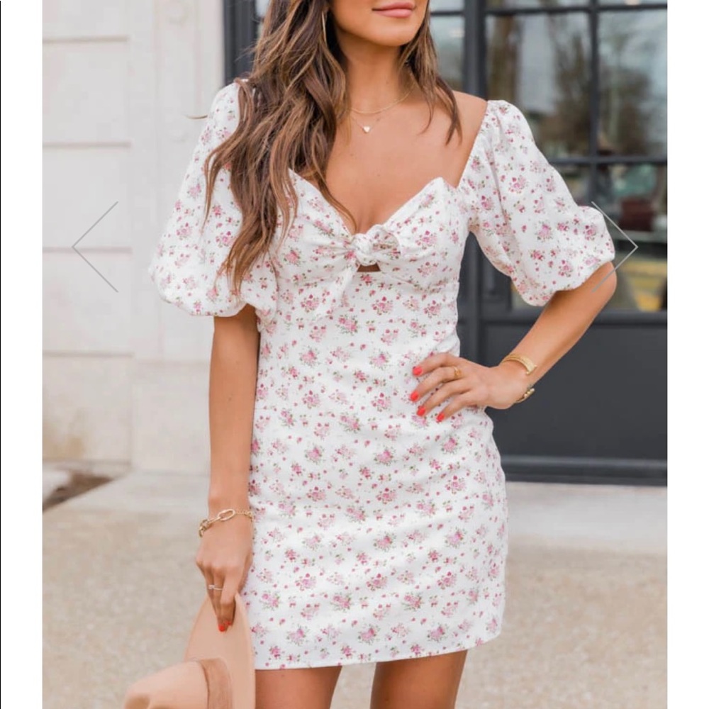 White puff sleeve dress